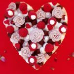 Macaron en forme de cœur photographié avec un smartphone